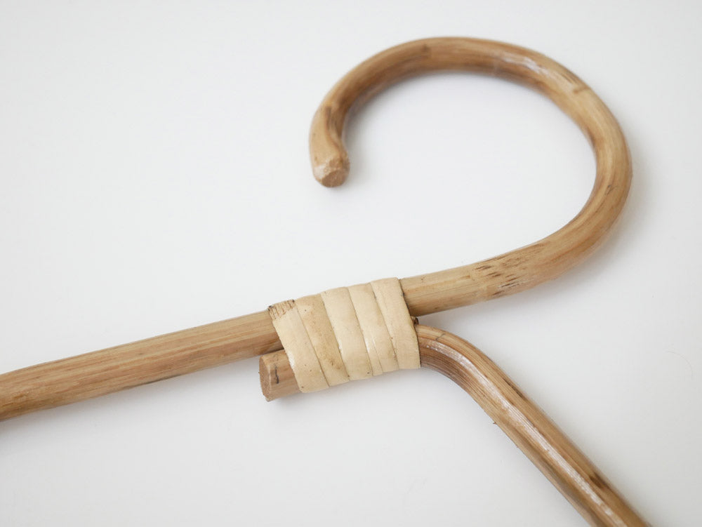 松野屋製ネパール産ラタンハンガー。自然ラタン素材で約40×22cmのサイズ