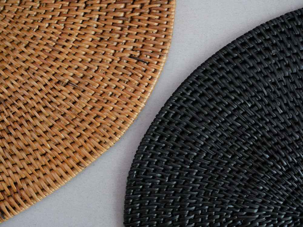 サラサデザインのアタ素材製プレイスマット、トレイ、バスケット、コースターのセット