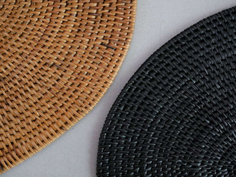 サラサデザインのアタ素材製プレイスマット、トレイ、バスケット、コースターのセット