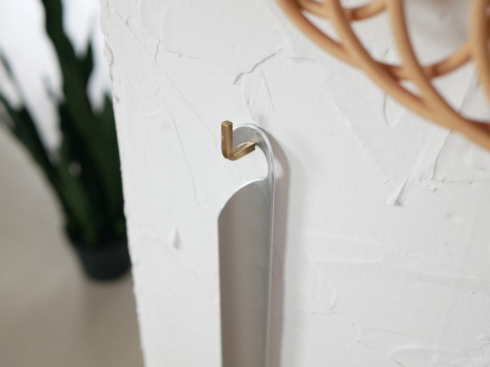 SEMPREブランドのアルミ製靴ベラとABS樹脂製スタンド。幅35cm×高さ65cmの本体と高さ8cmのスタンドがセットされており、パオロ ディッポーリトデザインが特徴