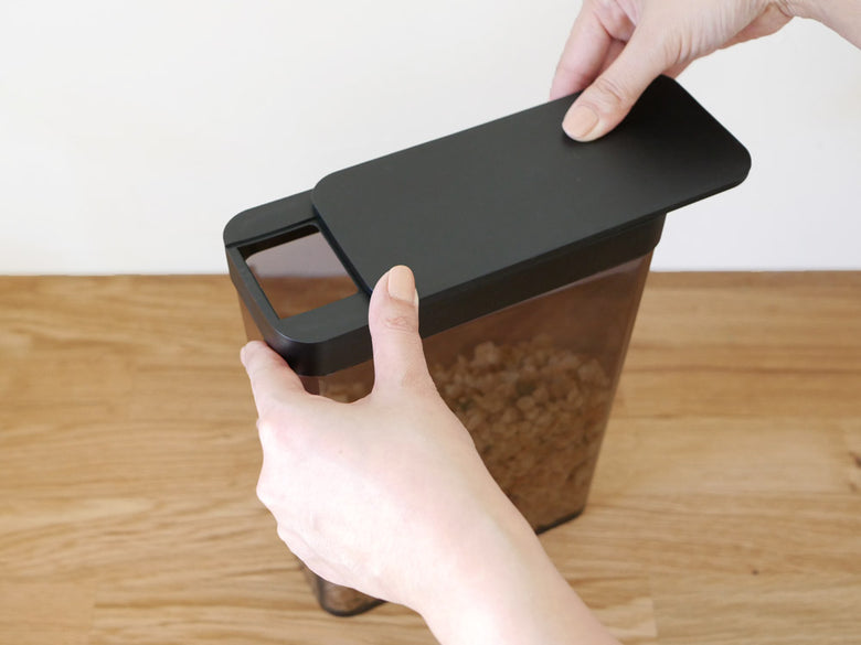 山崎タワー製ドライフードストッカー