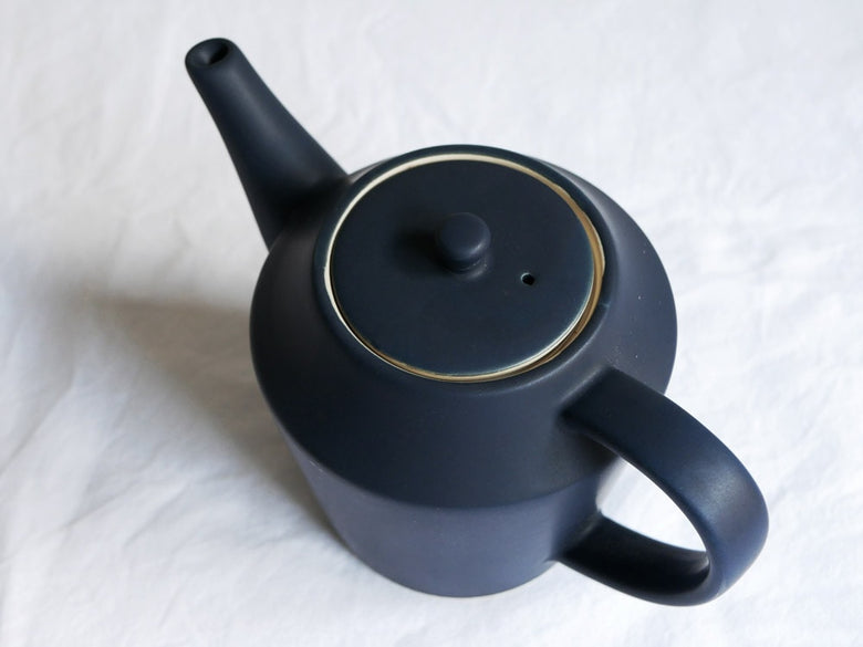 SAKUZANの手作り磁器製Saraポット、蓋付きで約460mlの容量を持つティーポット