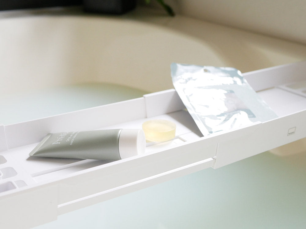 Yamazaki製伸縮タワー型バスタブトレー。幅57.5～75cmに調整可能で、ABS樹脂製の耐熱性バスタブ用トレー。