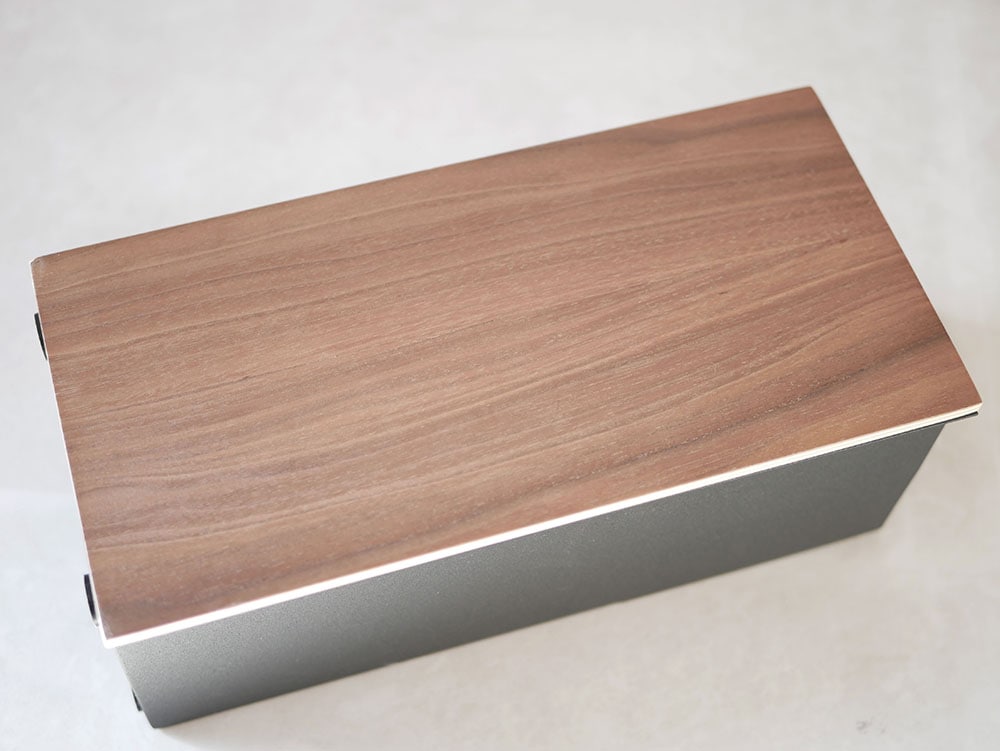 YAMAZAKIの【RIN/リン】フローリングワイパースタンド。スチールと天然木積層合板で作られた約13×10.5×26cmのシンプルなデザイン