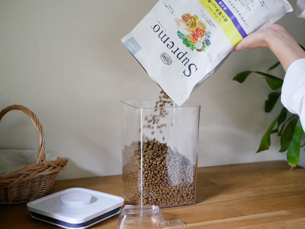 OXOオクソーPOP2シリーズのビックスクエアミディアム、ビックスクエアトール、ポップスクープ、ライスカップが並べられたキッチン収納用容器の写真