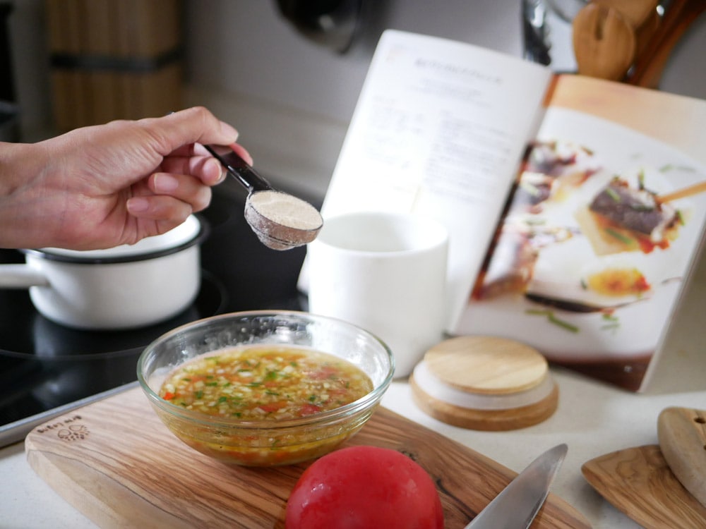 tower（山崎）ブランドの段々計量スプーンが、食材とともにキッチンテーブルに置かれています。