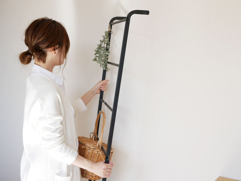 YAMAZAKIのスチール製ラダーハンガーに飾られた室内植物