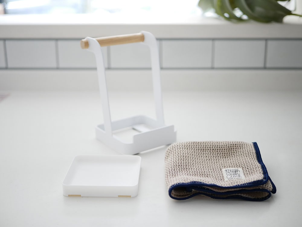 YAMAZAKIの【tower/トスカ】お玉＆鍋ふた用キッチンスタンド。スチールと天然木を使用したトレイ付きでキッチン用品を整理