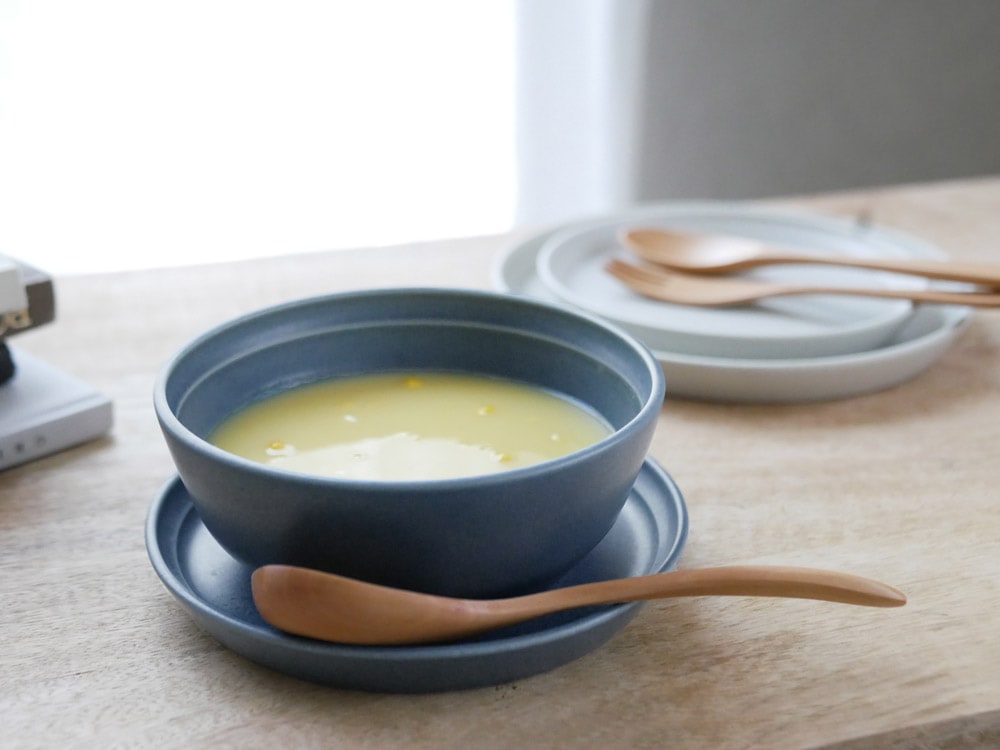 KINTOの磁器製FOGプレート、日本製、エンボスライン入り