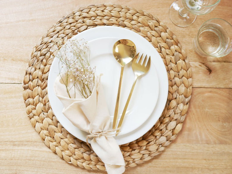 Horn Pleaseの真鍮製スムースカトラリーセット。デザート用とディナー用のスプーンとフォークが揃った洗練されたデザイン。