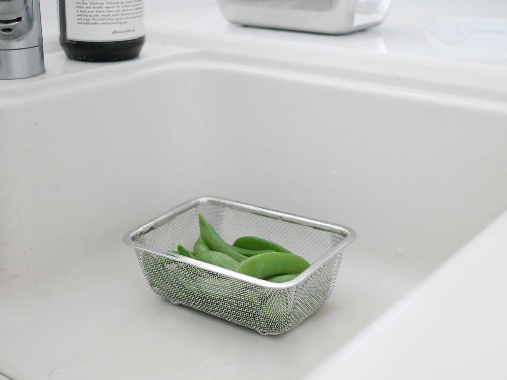 下村企販のシリコンフタ付きステンレス角バットとザル