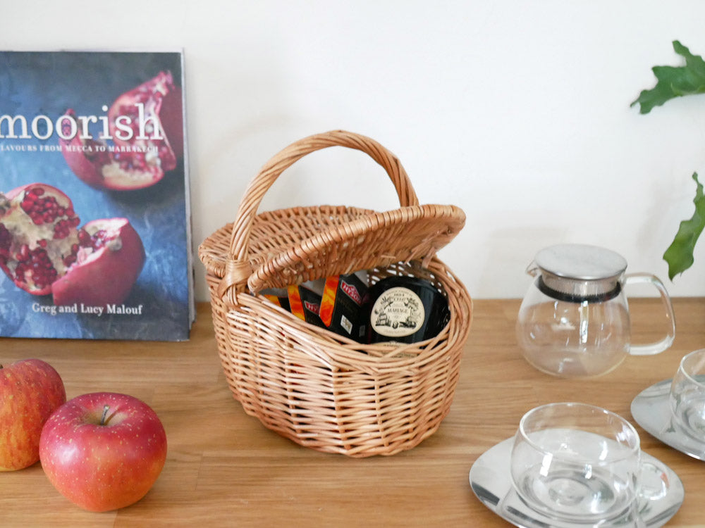 POSH LIVINGの柳製ダブルフラップ付きウィッカーバスケット、蓋付き