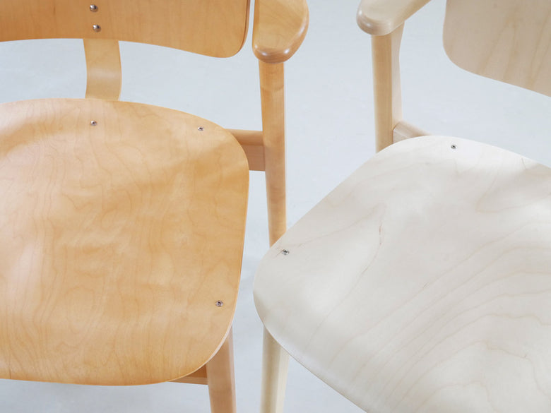フィンランド製アルテックのドムスチェア。バーチ材を使用したハニーステイン仕上げで木目が美しいデザインチェア
