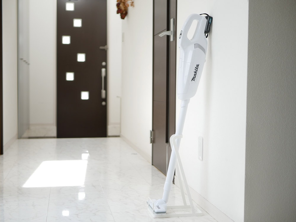 YAMAZAKIのタワースティッククリーナースタンド。スチール製でスティッククリーナーを安定して収納する家庭用掃除用品。