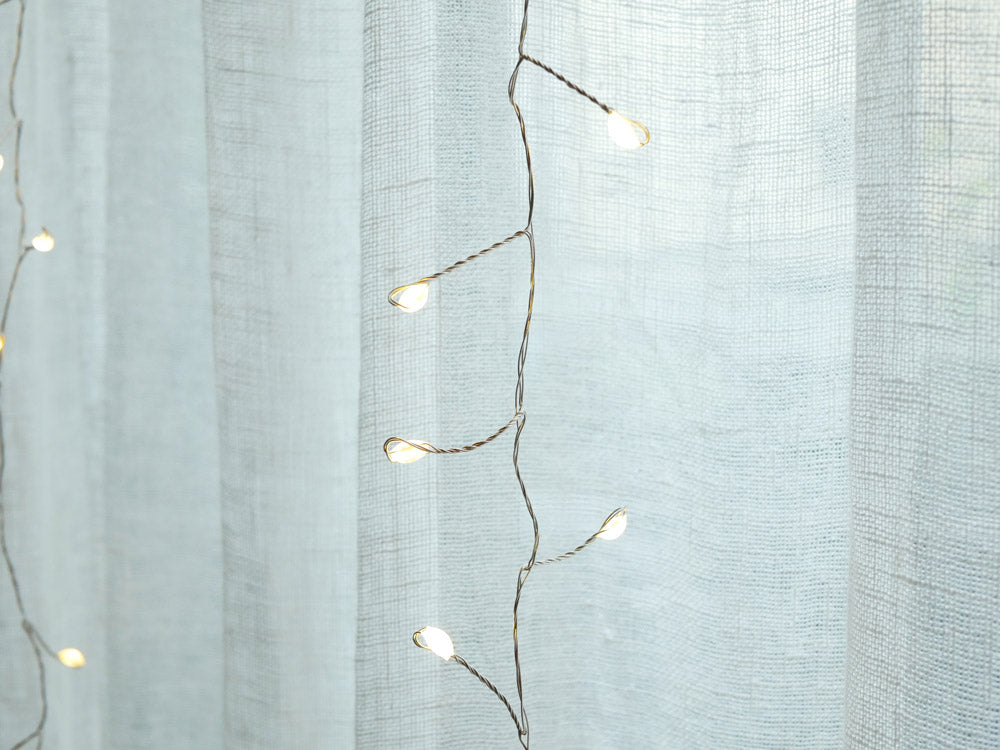 ホーンプリーズ製LEDライトワイヤーデコレーションラインアップが室内に美しく設置され、柔らかな光を放つ装飾照明