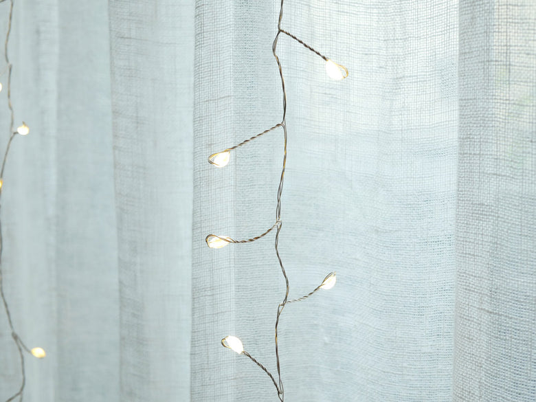 ホーンプリーズ製LEDライトワイヤーデコレーションラインアップが室内に美しく設置され、柔らかな光を放つ装飾照明