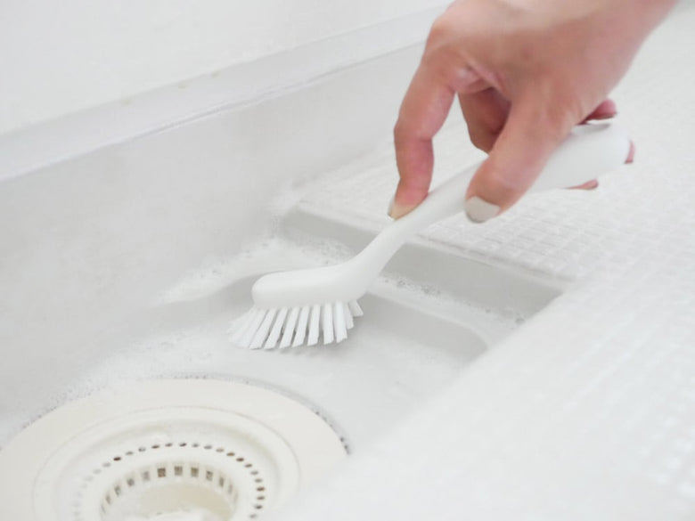 マーナのプラスチック製お風呂用ミニブラシと蛇口