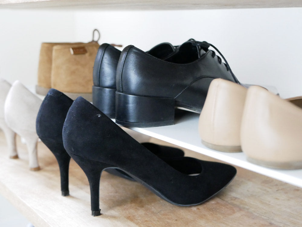 Yamazakiブランドのスチール製伸縮シューズラックが下駄箱内に設置されている様子