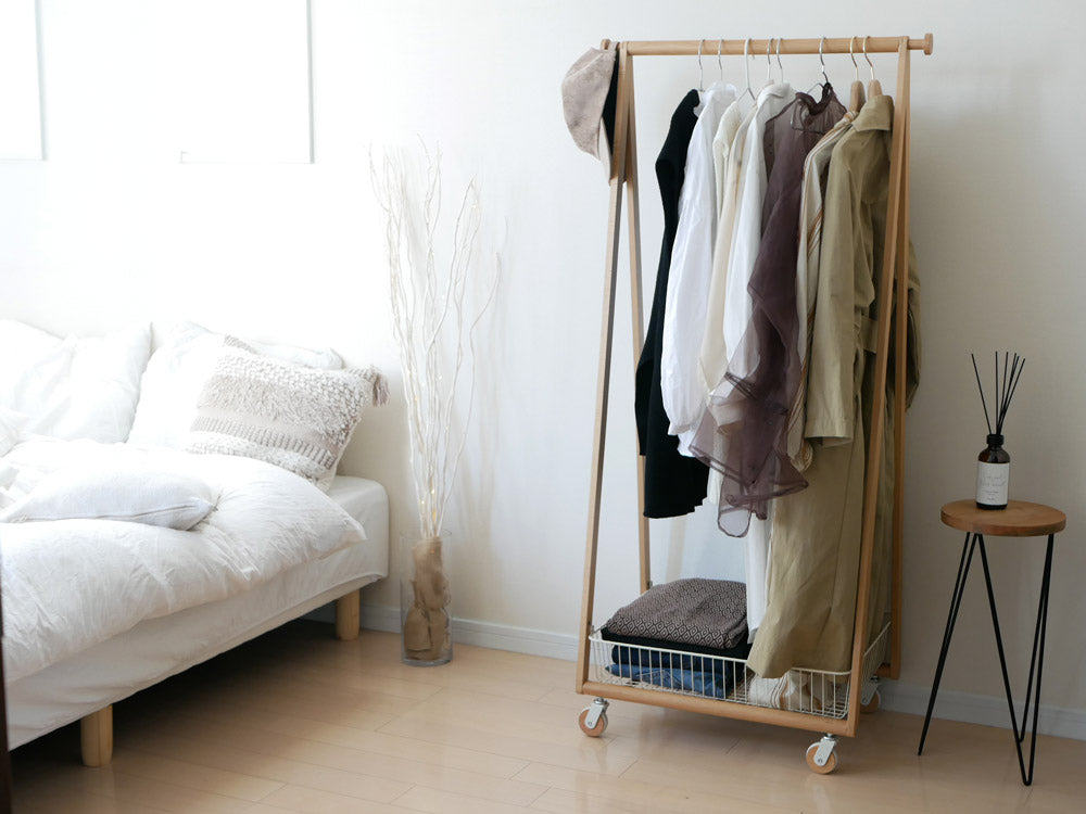 Mashリヴコートハンガー、天然木フレームとスチールバスケット