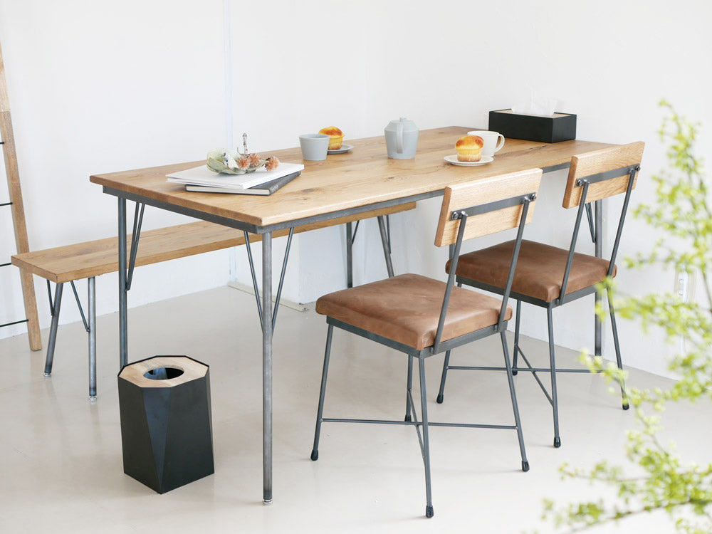 SIKAKU四角商店のオーク材製ダイニングテーブル。パイン無垢の天板とクリアラッカー塗装の鉄脚を特徴とするシンプルで上品なデザイン。