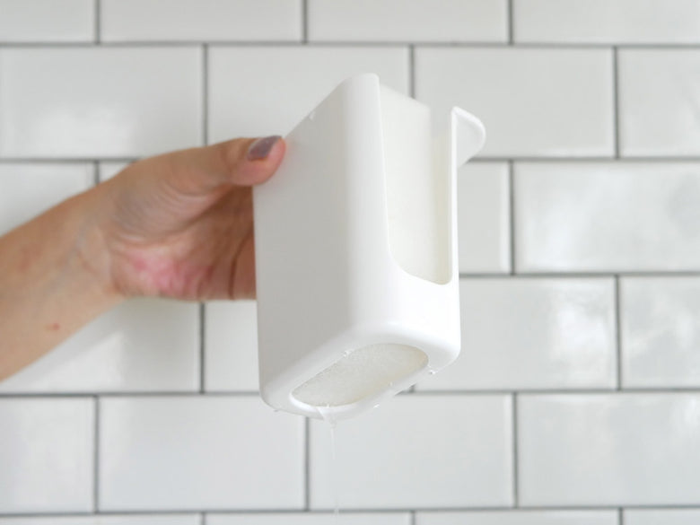 Kichito製シンク用スポンジポケット。ポリプロピレンとPVC素材で作られたコンパクトな収納ポケット