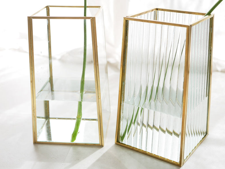 【POSH LIVING/ポッシュリビング】ウェーブデザインのフレームフラワーベース。真鍮とガラス製で高さ22cmのエレガントな花器。