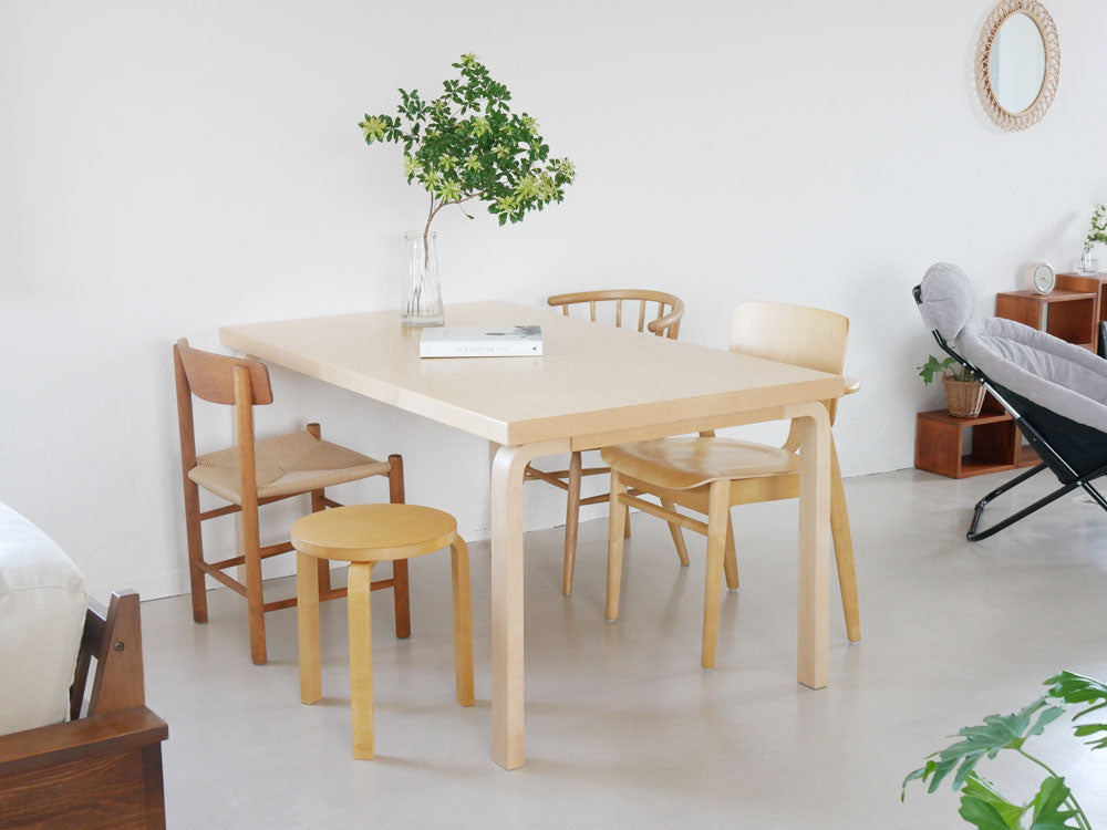 アルテック製バーチ材テーブル82A/82B。シンプルなデザインでクリアラッカー仕上げ、サイズは1500×850×720mmまたは1350×850×720mm。フィンランド製の受注生産品。