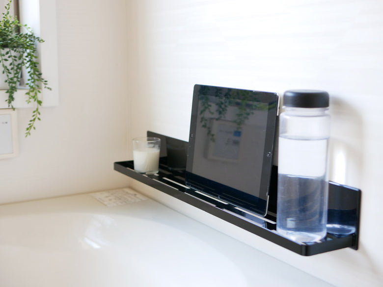 タワーのマグネットバスルームラックが壁に取り付けられている画像