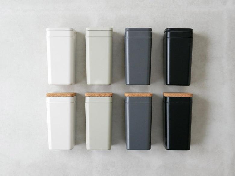 サラサデザインのb2cウェットティッシュスタンド。コルク蓋付きで、ABSとシリコン製。サイズは幅9cm×奥行9cm×高さ19cm。