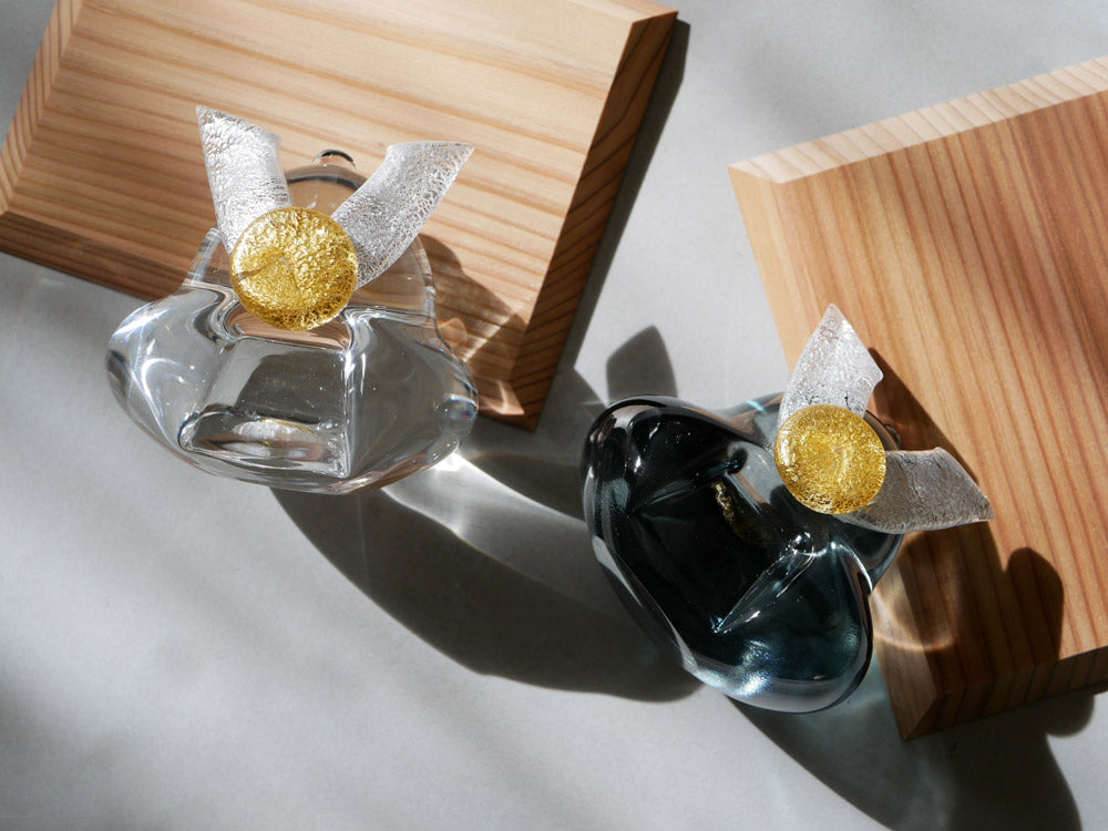 硝子屋 PRATO PINO製の手作りガラス兜が木製の飾り台に展示されている画像