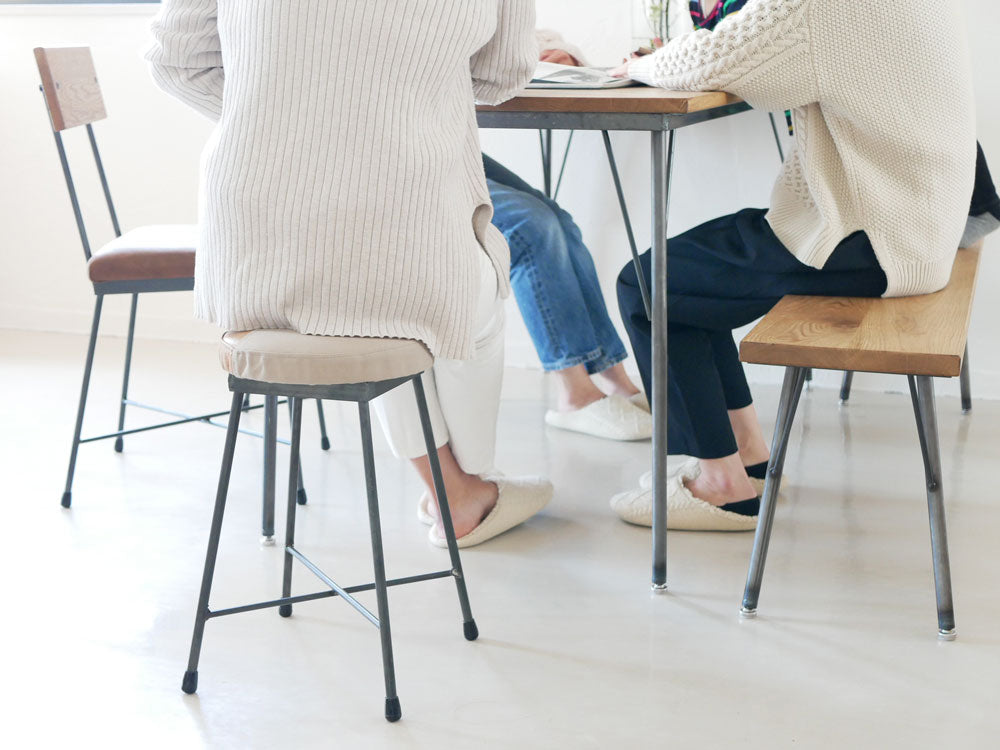 SIKAKUのtwo toneスツール。牛本革とキャンバスを使用した座面にクリアラッカー塗装の鉄脚が特徴の日本製スタイリッシュな低背スツール