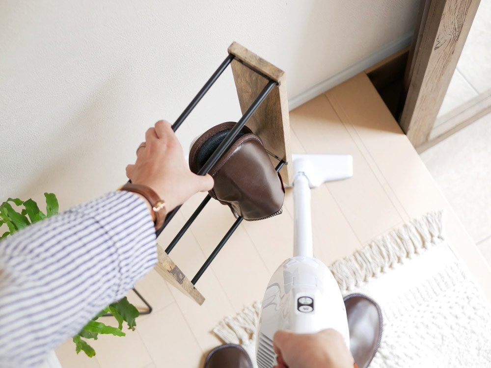 POSH LIVINGのアイアンとマンゴーウッド製スリッパラック