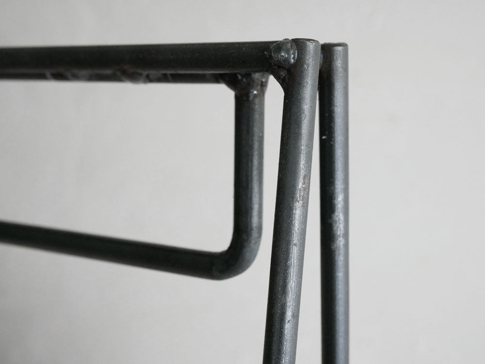 SIKAKUブランドのクロカワ鉄製折りたたみハンガーラック。高さ150cmでクリア塗装が施され、キャップが着脱可能なデザイン