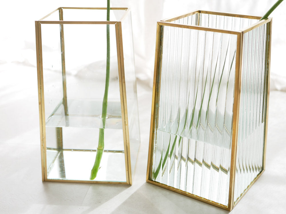 POSH LIVINGの真鍮フレームと透明ガラスを使用したソリッドデザインのフラワーベース