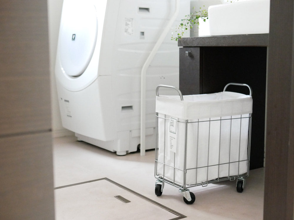 BRIDのWIRE ARTS&PRO ランドリーストレージ28L。スチールワイヤー製のフレームにポリエステルとコットンの中袋が組み合わさった洗濯物収納ボックスで、キャスター付きで移動が簡単です。