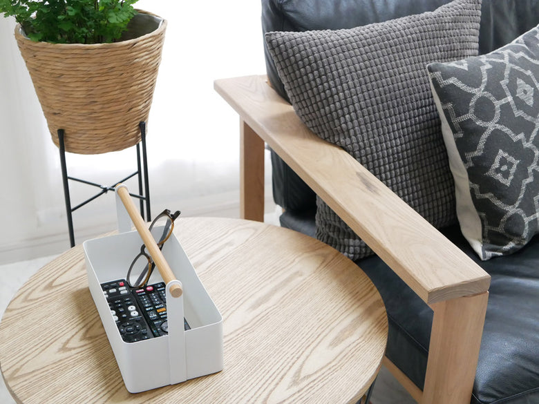 リビングルームに置かれた【tosca/トスカ】ツールボックス。スチールと天然木を組み合わせたスタイリッシュな収納家具で、ソファやコーヒーテーブルと調和しています。
