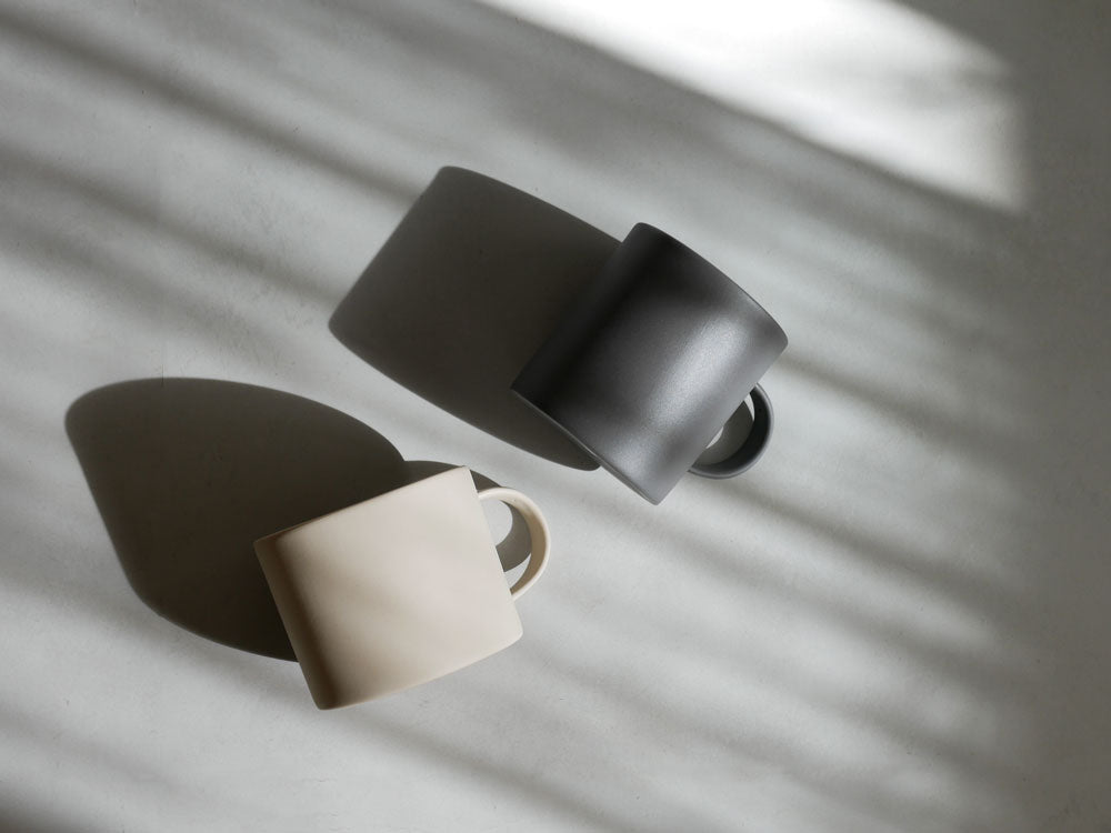 MOHEIM/モヘイムの手作りセラミックマグカップ。シンプルなデザインで食洗機と電子レンジに対応。