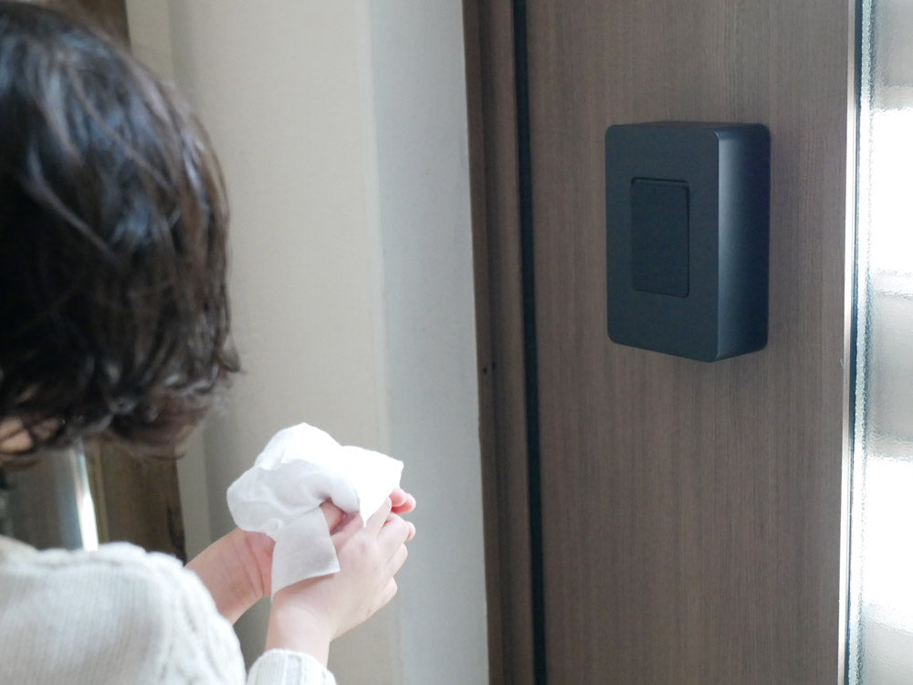 タワー製マグネットウェットシートホルダーが壁に取り付けられている