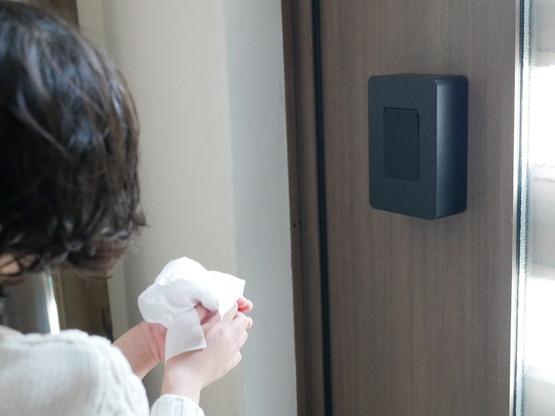 タワー製マグネットウェットシートホルダーが壁に取り付けられている