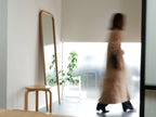 NOWHERE LIKE HOMEの高さ1600mmオークまたはウォールナット無垢材製スタンドミラーとラダーハンガーのセット、シンプルでモダンなデザイン