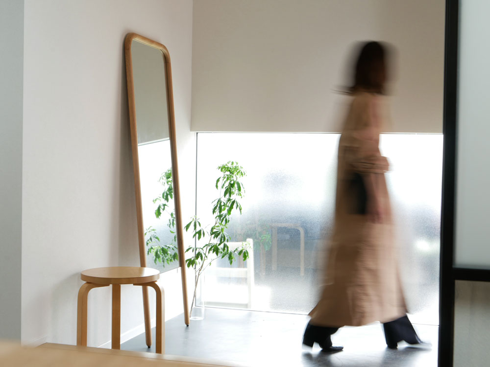 NOWHERE LIKE HOMEの高さ1600mmオークまたはウォールナット無垢材製スタンドミラーとラダーハンガーのセット、シンプルでモダンなデザイン