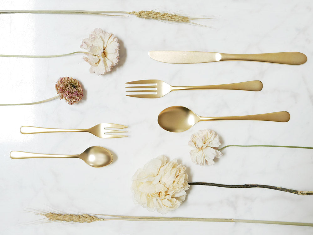 SALUSエレガンテ 18-10ステンレスゴールド製のフォーク、スプーン、ナイフが揃った高級カトラリーセット