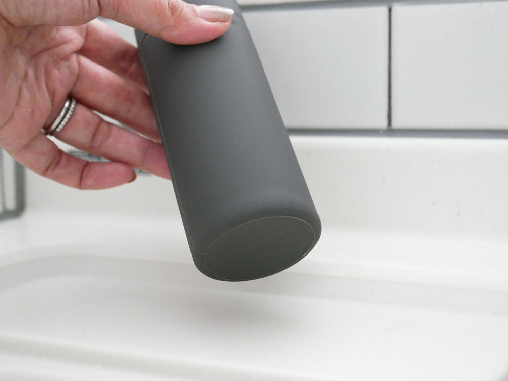 ブランドsarasa designのシリコン製スクイーズボトル、直径約5cm、高さ17cm、容量150ml