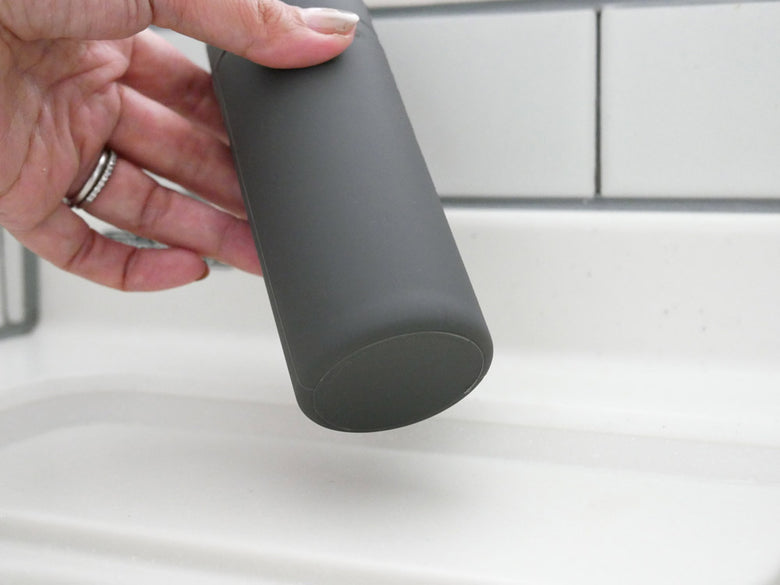 ブランドsarasa designのシリコン製スクイーズボトル、直径約5cm、高さ17cm、容量150ml