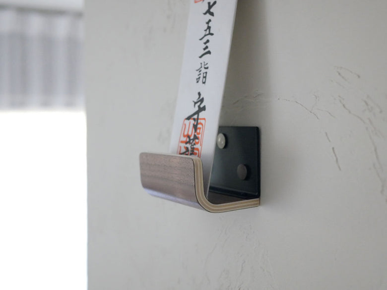 銀色のスチールと木製の神札ホルダー