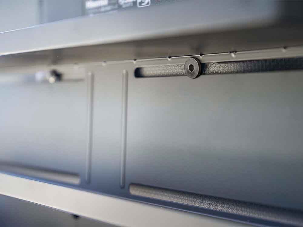 YAMAZAKIスマートの銀色スチールテレビ裏収納ラック