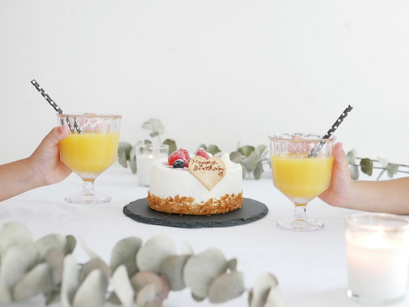 KINTO ALFRESCOワイングラスと果物が並ぶテーブル