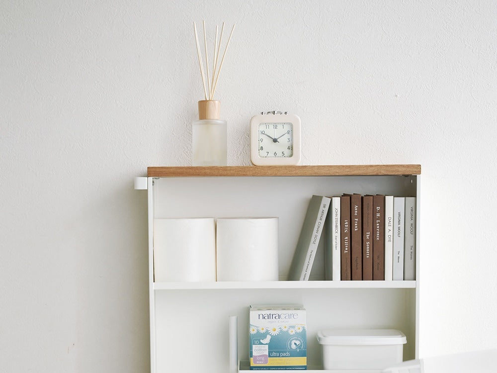 Yamazakiのハンドル付きスリムトイレラックと本や植物が配置された写真