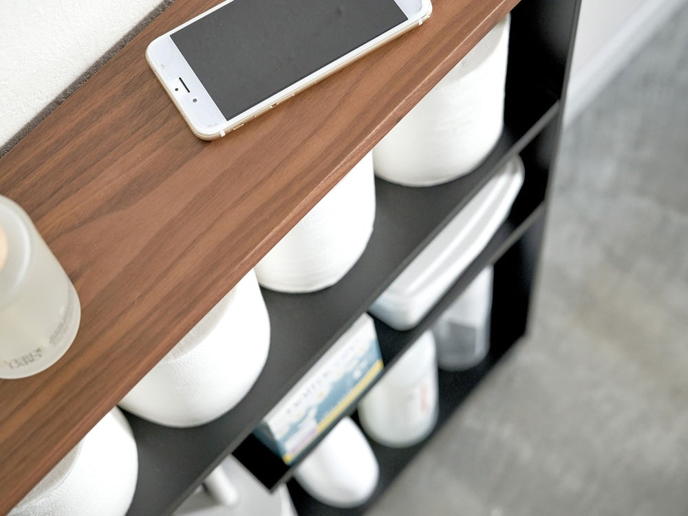 スリムトイレラックにコーヒーカップと観葉植物が配置されています