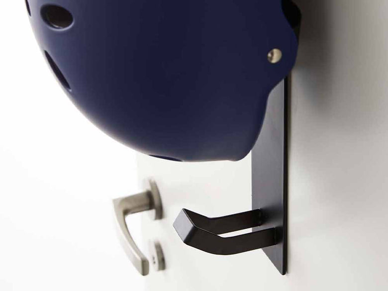 子供用ヘルメットを掛けたマグネットフック